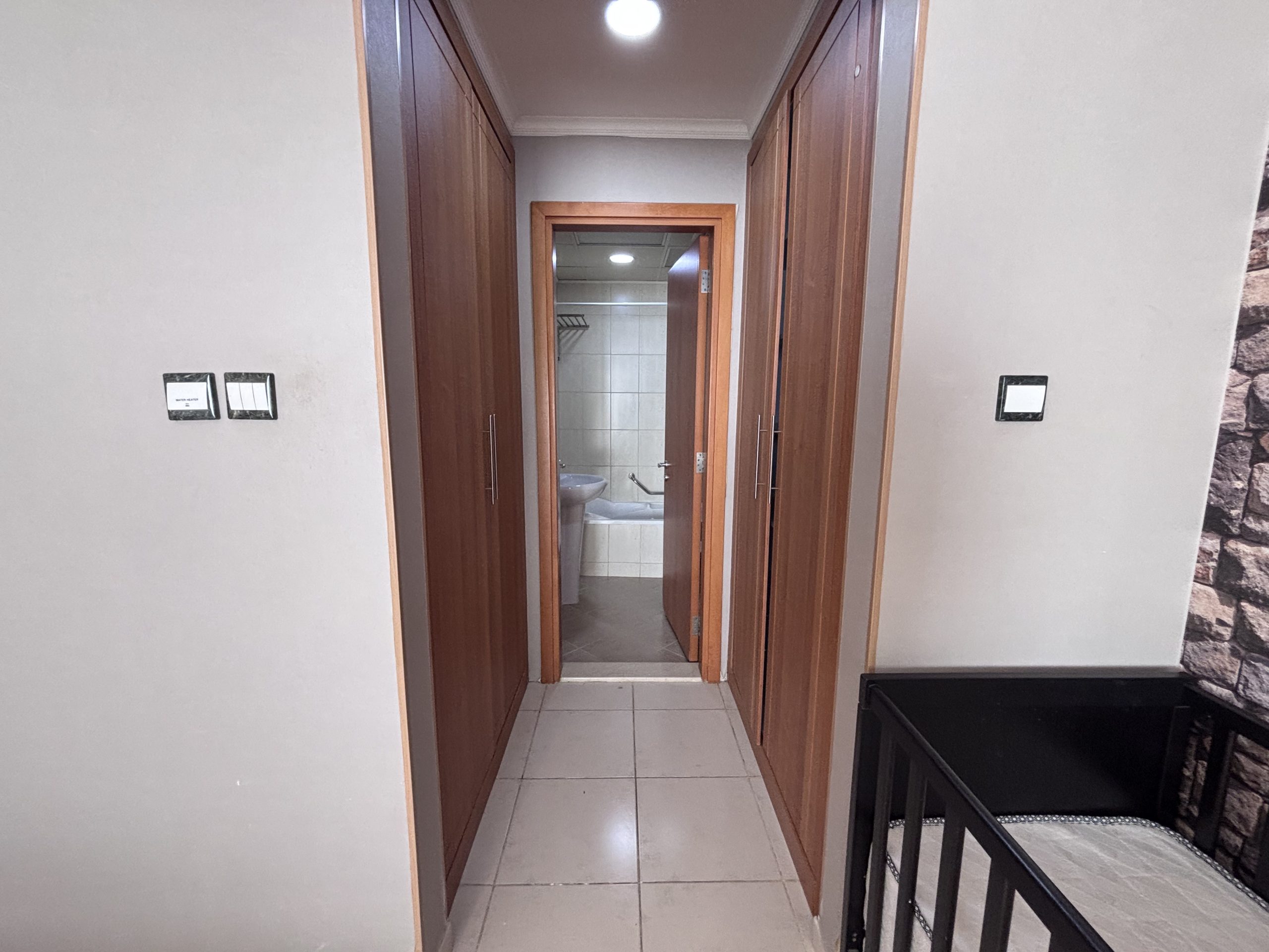 while the bedroom includes built-in wardrobes and an en-suite bathroom.